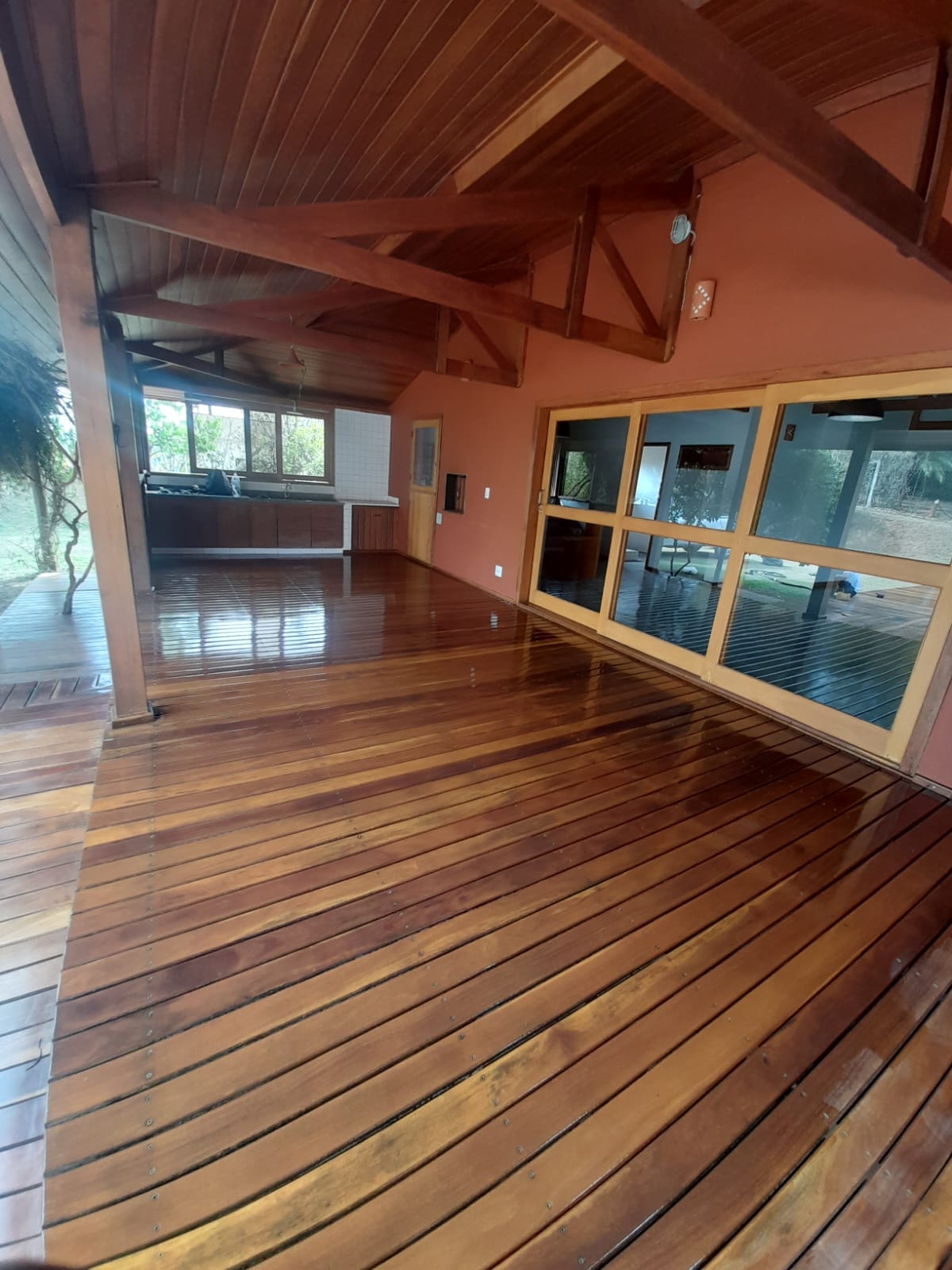 Piso de tábuas de madeira em área com vista, após raspagem em Campinas