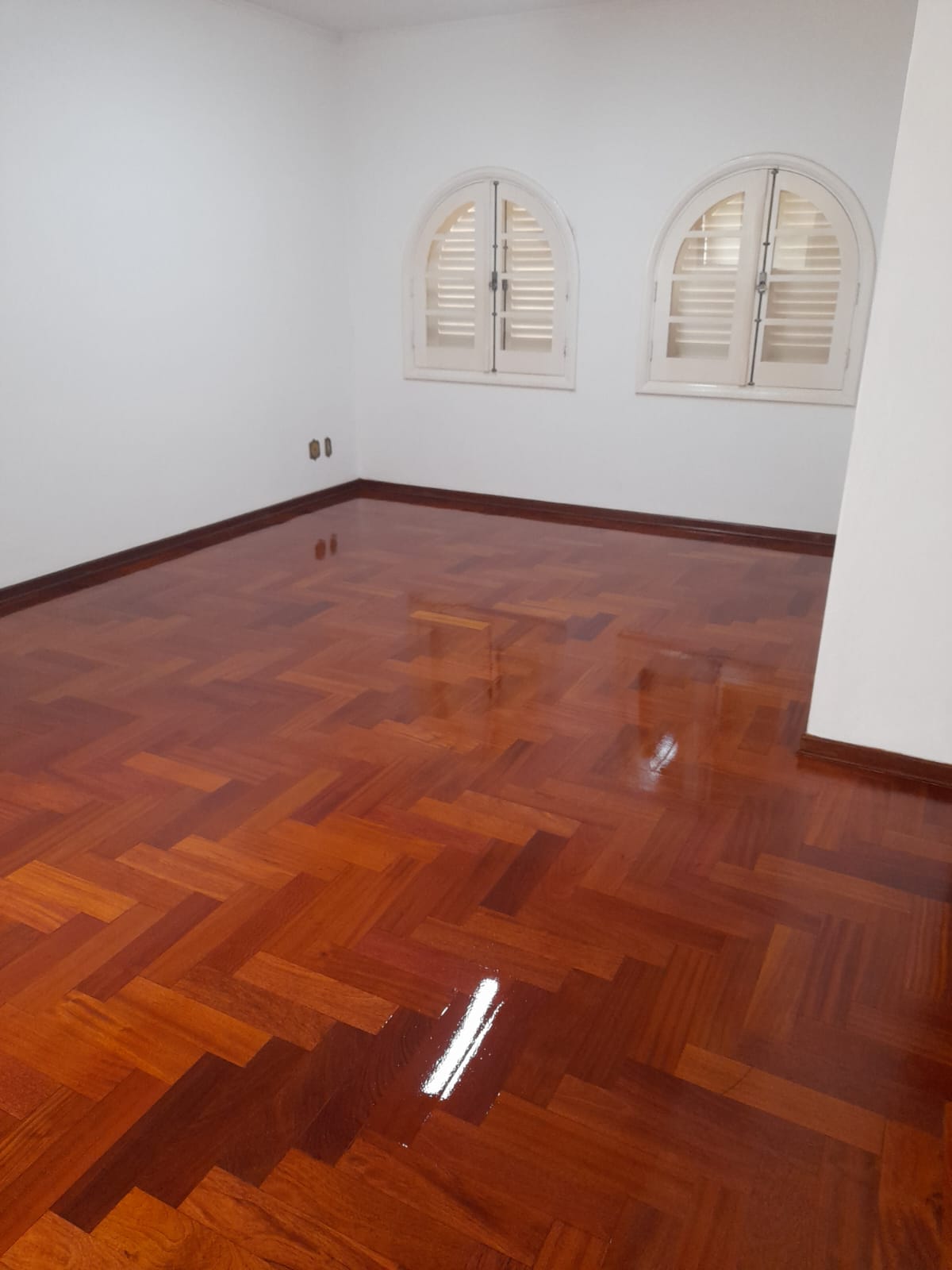 Quarto com piso de taco em espinha de peixe restaurado em Campinas
