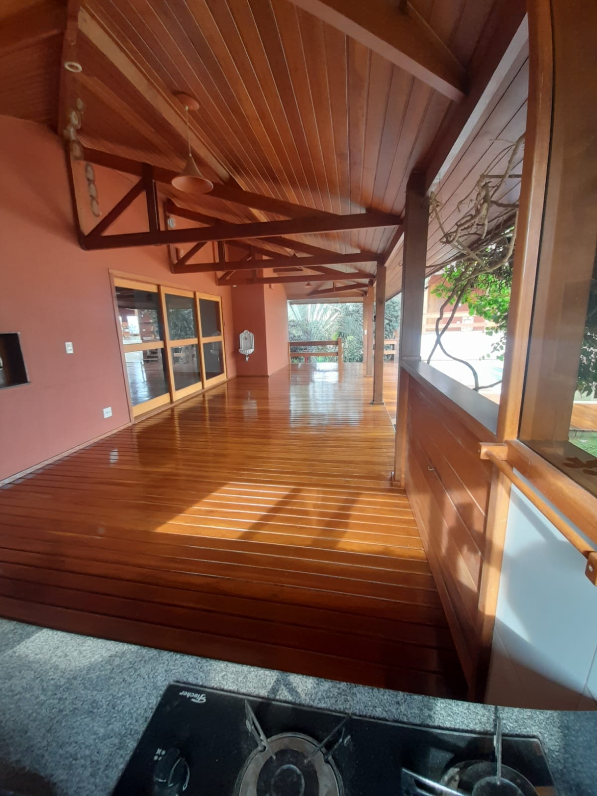 Varanda com assoalho de madeira e forro de madeira, após tratamento em Campinas