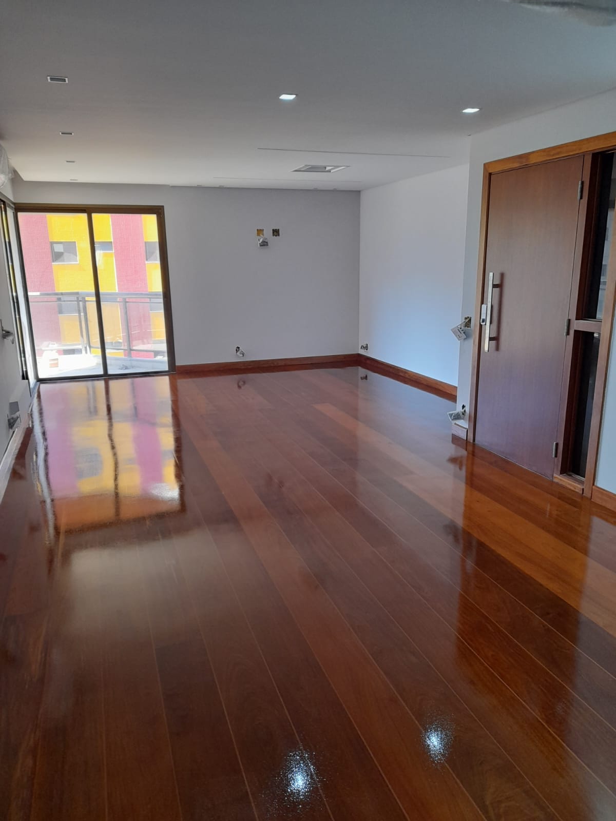 Sala com assoalho de madeira raspado e acabamento brilhante em Campinas