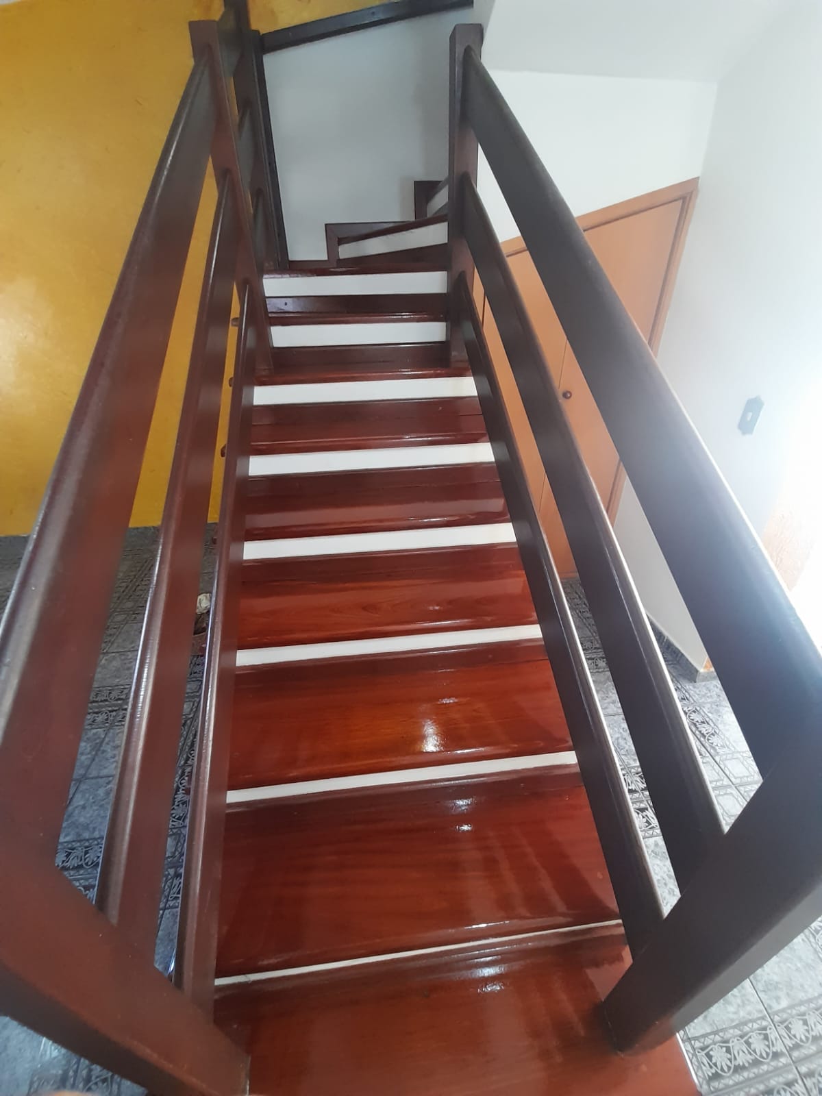Escada de madeira com degraus envernizados em Campinas