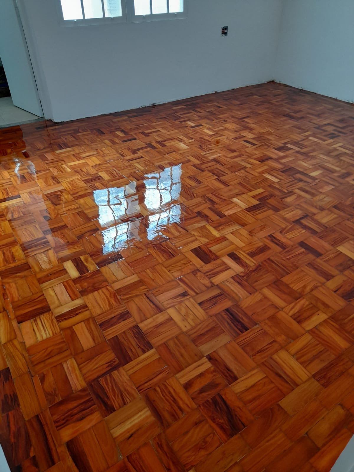 Piso de taco em parquet (escama) raspado e envernizado em Campinas