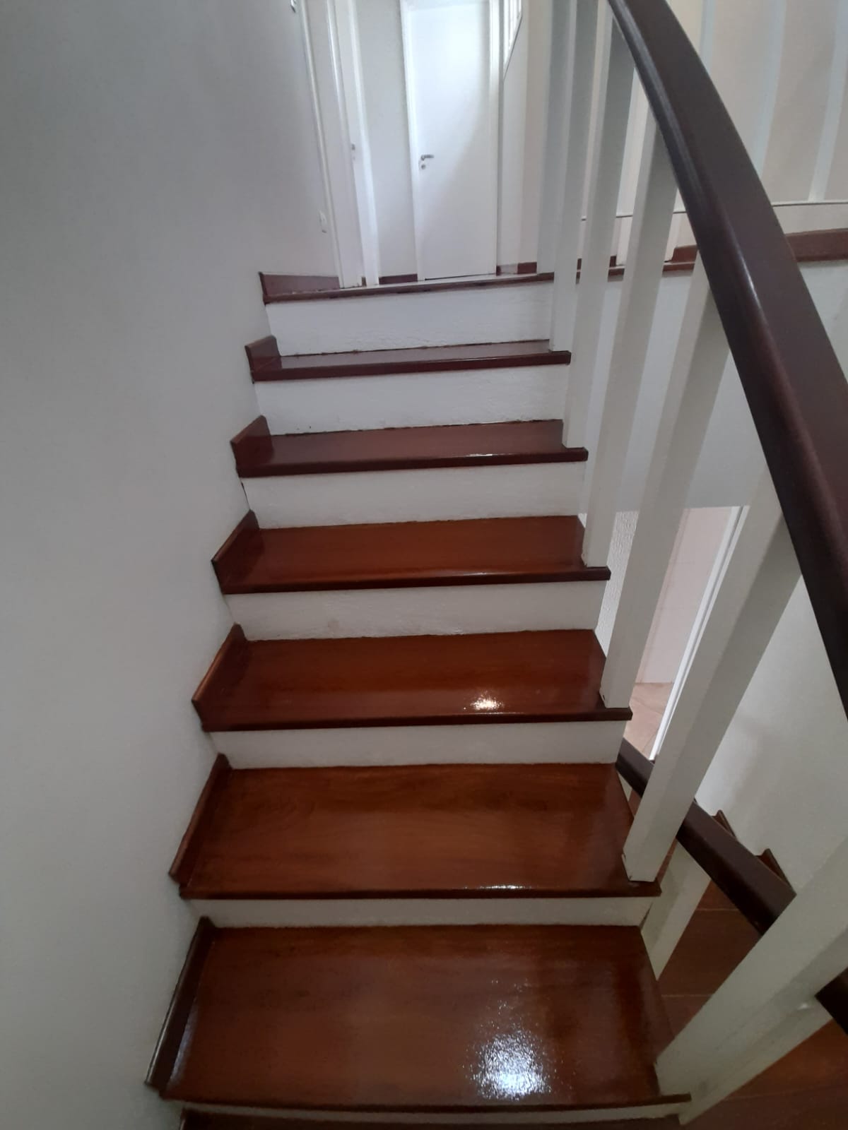 Escada com degraus de madeira restaurados em Campinas