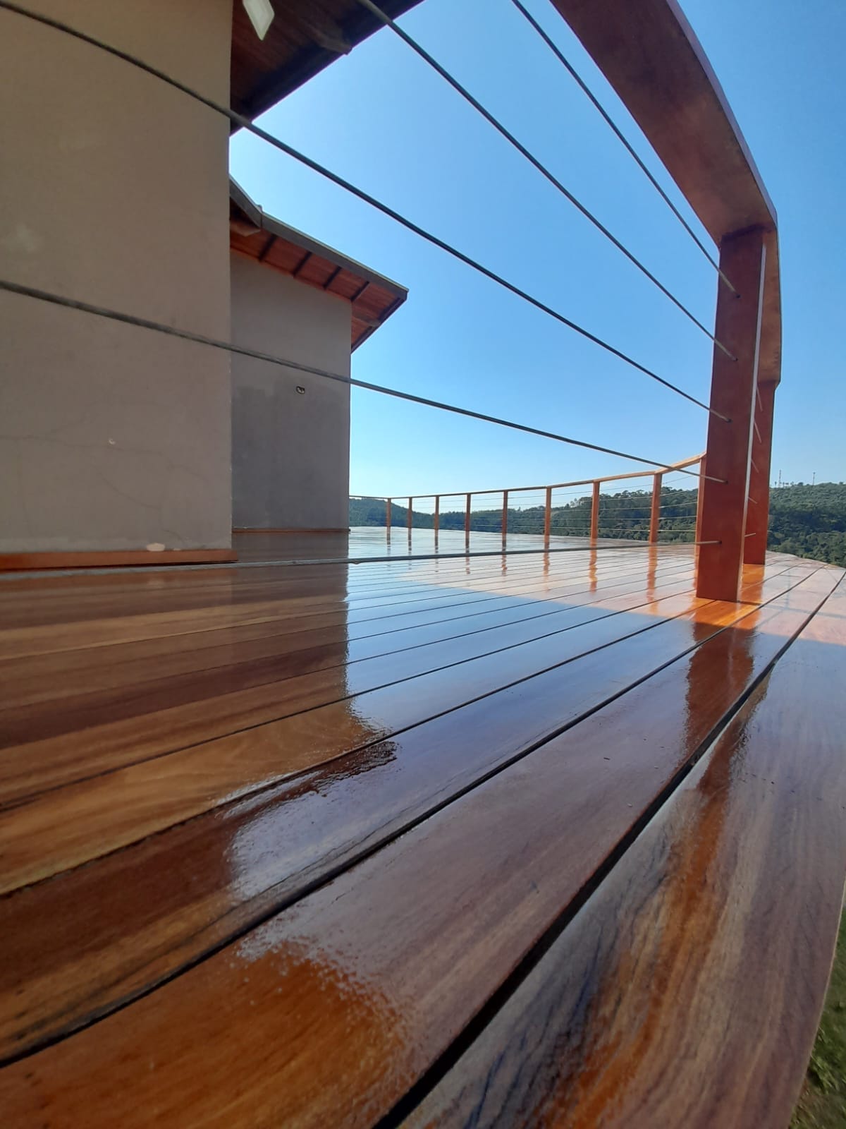 Deck de madeira em terraço com vista, após tratamento em Campinas