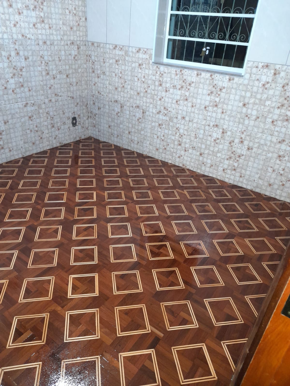 Piso de madeira com marchetaria quadriculada restaurado em Campinas