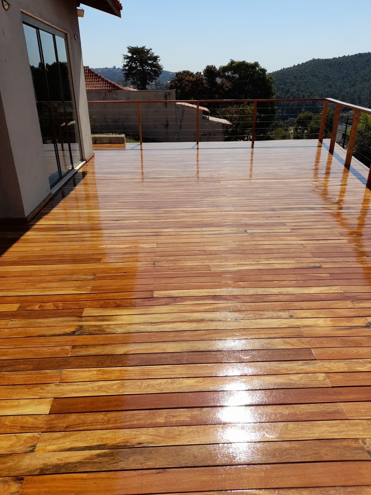 Terraço com deck de madeira tratado e impermeabilizado em Campinas