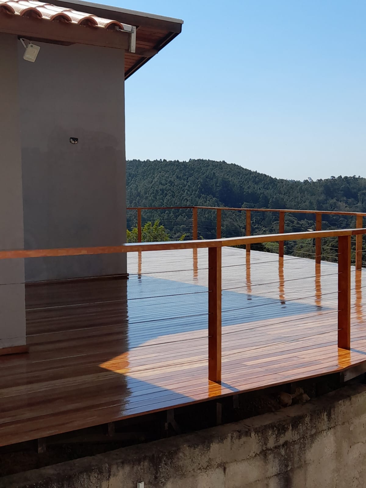 Deck de madeira em terraço com guarda-corpo, após tratamento em Campinas